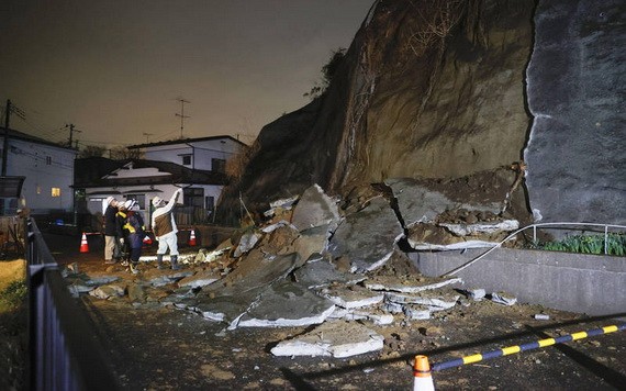 強震造成宮城縣鹽釜市一處坡面坍塌。（圖源：AP）