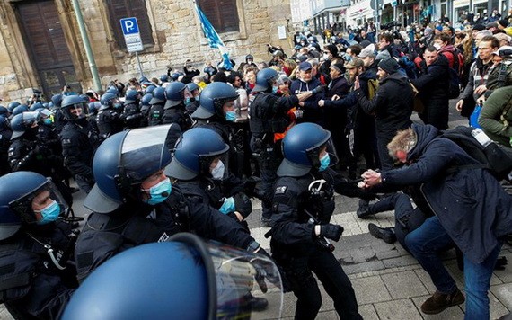 在德國卡塞，示威者與警方衝突。（圖源：路透社）