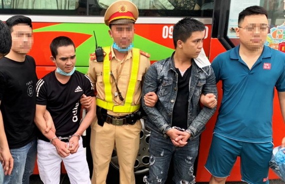被逮捕的兩名歹徒陳河（右二）和阮福漢（左二）。（圖源：警方提供）