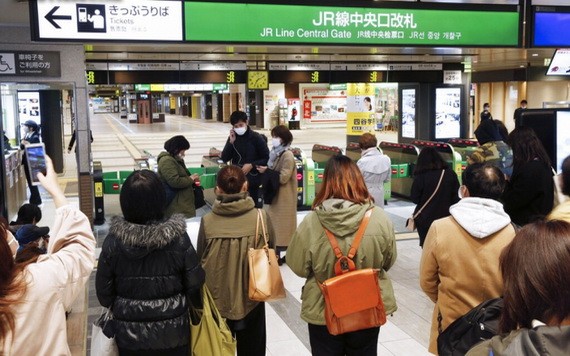 東北新幹線列車在地震後，暫時停運。（圖源：AP）