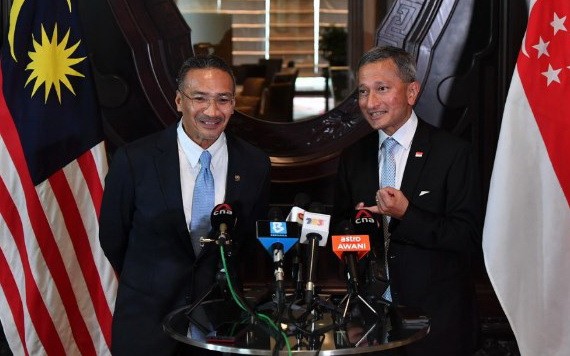 新加坡外交部長維文（右）與希山慕丁會晤，就馬新兩國的相互承認疫苗接種證書等課題進行交流。（圖源：互聯網）