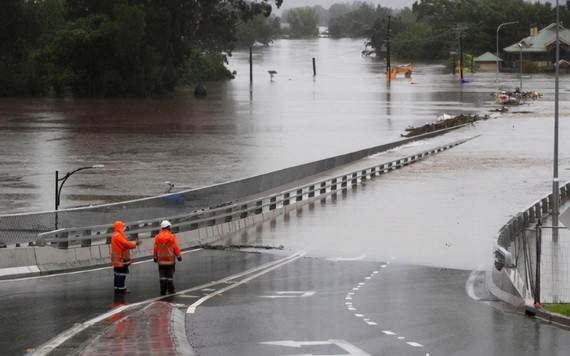 澳洲新南威爾斯州霍克斯伯里河大橋被淹沒。 （圖源：彭博）