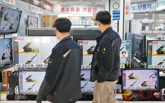 韓國民眾關注朝鮮發射導彈消息。（圖源：AP）