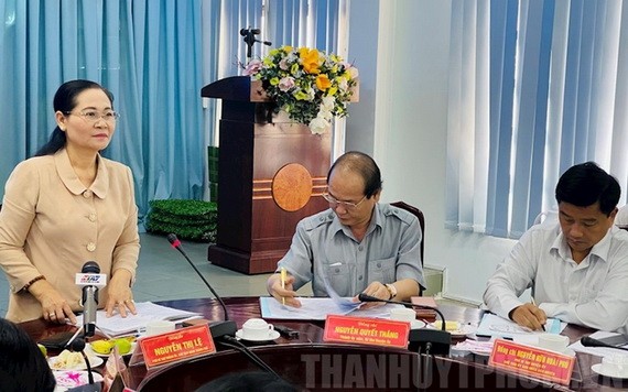 市人民議會主席阮氏麗（左）在會上發言。（圖源：市黨部新聞網）