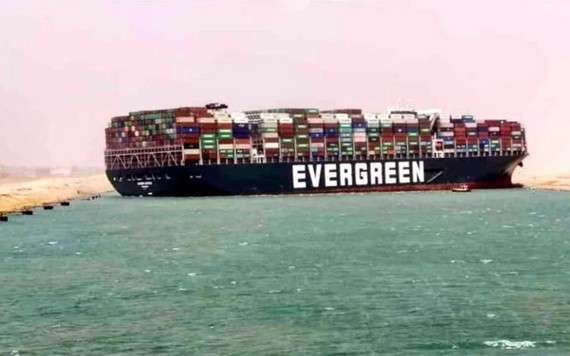 長榮海運(Evergreen)巨輪“長賜”號在蘇伊士運河造成的雙向航道阻塞。（圖源：推特）