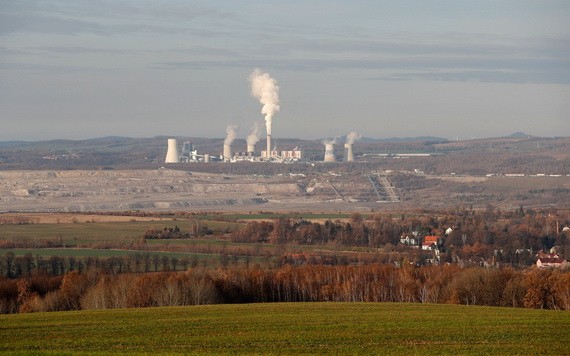 大型露天煤礦對環境造成極大影響。（圖源：AP）