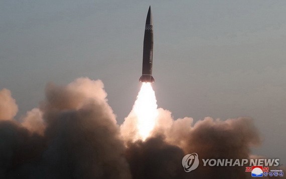 朝鮮國防科學院於25日試射兩枚新型戰術導彈，精準地打擊了設在距陸地600公里外半島東部海域的靶標。圖為朝中社公開的導彈試射圖片。 （圖源：韓聯社/朝中社）