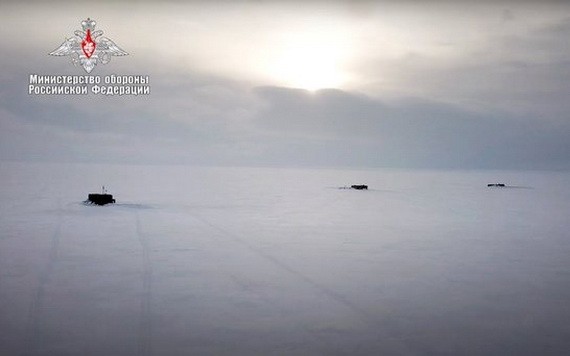 當地時間3月26日，俄羅斯國防部發布的照片​​顯示了俄羅斯核潛艇在北極突破冰層。（圖源：互聯網）