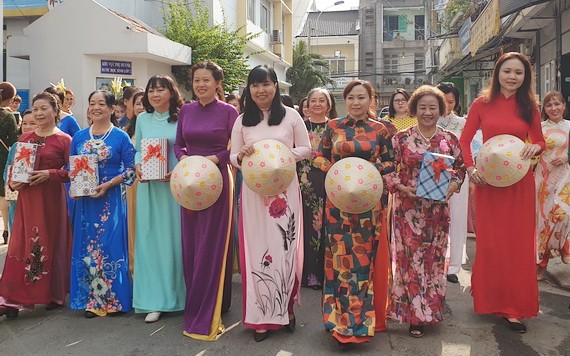 第五郡婦聯會主席陳氏雪幸（前排右四）參加遊行活動。