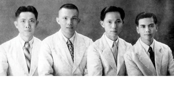堤岸文化界的“四大天王”，左起：李文雄、曹信夫、陳毓墀、崔瀟然於1949年合影。