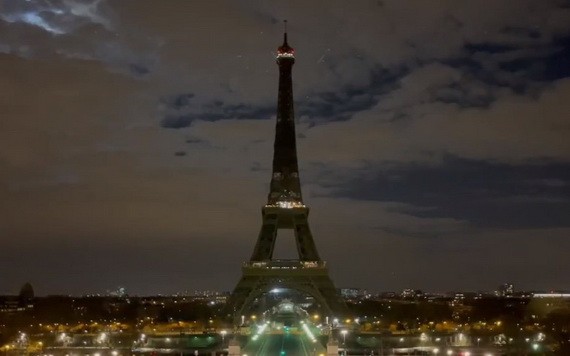 巴黎艾菲爾鐵塔熄燈響應地球一小時。（圖源：互聯網）