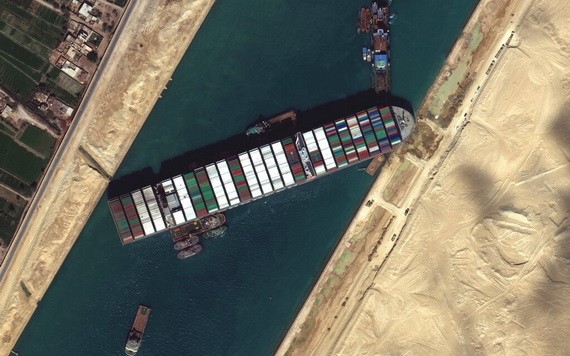 衛星圖片顯示，二十七日擱淺的「長賜」號橫在運河中令兩邊無法通航。（圖源：Maxar）