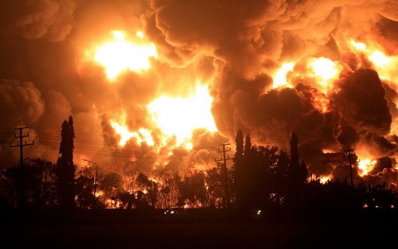 當地時間3月29日，印尼國家石油公司位於西爪哇省的一個煉油廠著火，現場濃煙滾滾。