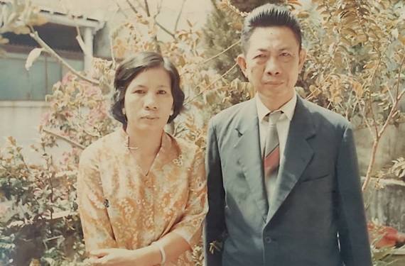 李文雄教授與妻子武氏芬1970年攝於堤岸振中越文學校三樓。