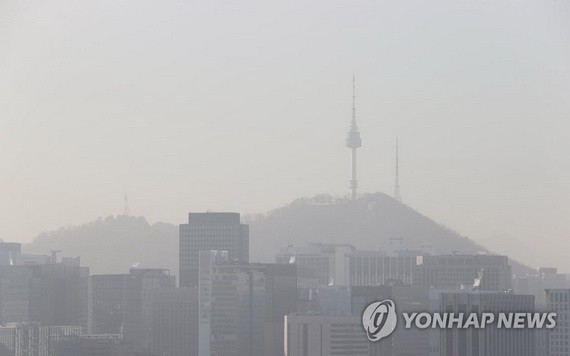 首爾市中心被霧霾籠罩。（圖源：韓聯社）