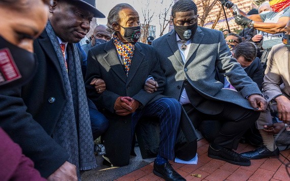 庭審開始前，弗洛伊德的家人和律師以及美國民權運動領袖在法庭外舉行新聞發佈會，並跪地約9分鐘以示抗議。（圖源：AFP）