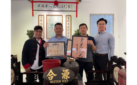 劉金鐘（左三）向陳列室捐贈大量的華人懷舊物品。