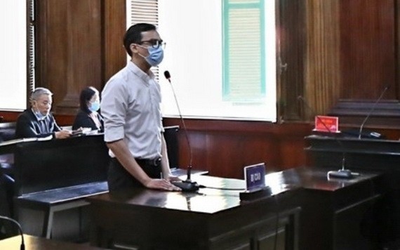 被告人楊晉厚在法庭上回答審判員問案。（圖源：越通社）