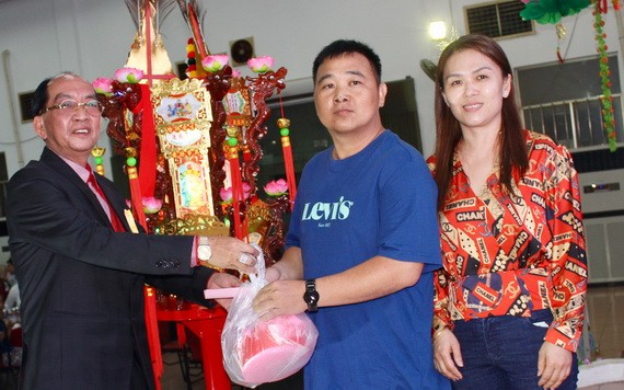 該廟理事長黃偉峰(左)向鄧奕波先生伉儷(右)轉交“觀音蓮花寶燈”。
