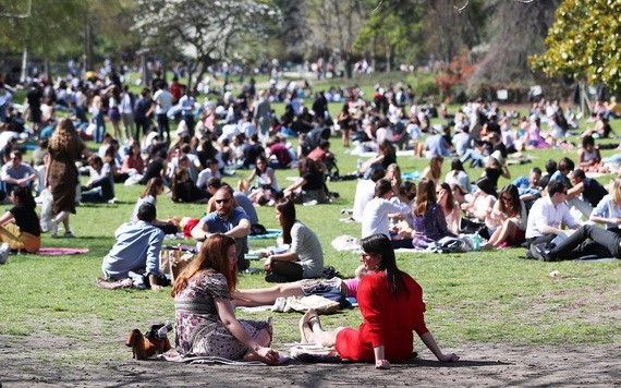 法國總統馬克龍3月31日宣佈，由於疫情嚴峻，全國從4月3日起第三度封城。在馬克龍講話之前，法國人在巴黎的蒙索公園野餐、曬太陽，當中大多數人沒有戴口罩。 （圖源：新華社）