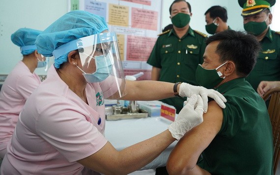 醫護人員為西寧省邊防部隊接種新冠疫苗。（圖源：俊英）