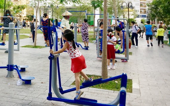 居民在社區裡的小廣場鍛鍊身體和玩耍。