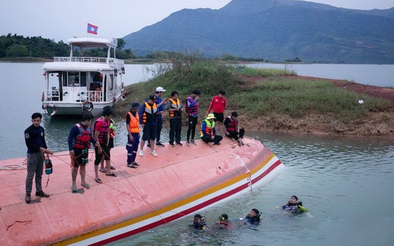 數名搜救人員下水搜救。（圖源：新華社）