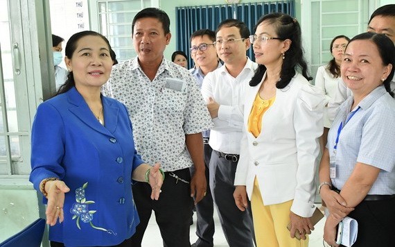 市人民議會主席阮氏麗（左一）親往平政縣檢查並指導選舉籌備工作。（圖源：越勇）