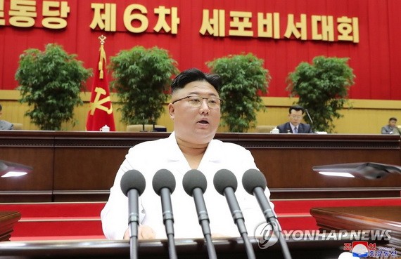 朝鮮國務委員會委員長金正恩在大會上發表講話。（圖源：韓聯社/朝中社）