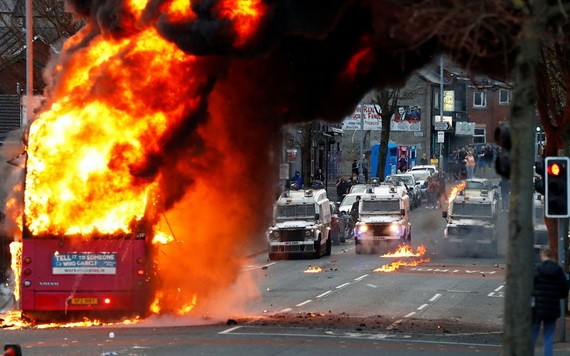 4月7日，英國北愛爾蘭首府貝爾法斯特發生嚴重示威衝突，一輛公車當街被縱火焚燒。（圖源：路透社）