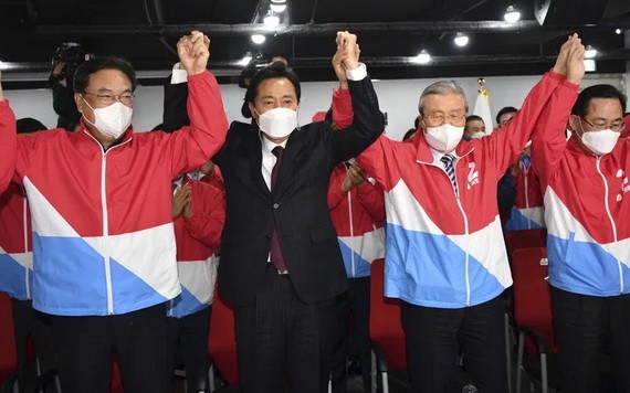最大在野黨國民力量黨首爾市長候選人吳世勳在出口民調公佈後，在首爾黨部內振臂慶祝畫面。（圖源：互聯網）