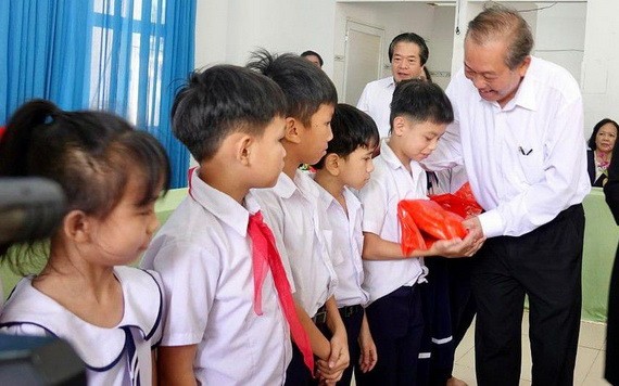 政府常務副總理張和平（右一）向武鴻山殘疾兒童撫養中心的小朋友們贈送禮物。（圖源：阮玉）