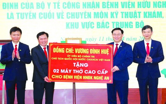 國會主席王廷惠（右二）向乂安全科友誼醫院贈送鮮花和兩部高級呼吸機。（圖源：VGP）