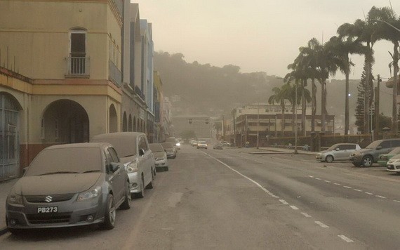 拉丁美洲加勒比海島國聖文森特和格林納丁斯的蘇弗里耶爾火山9日噴發，大量火山灰飄落，當地房屋、汽車和道路覆蓋著一層灰燼。（圖源：推特）