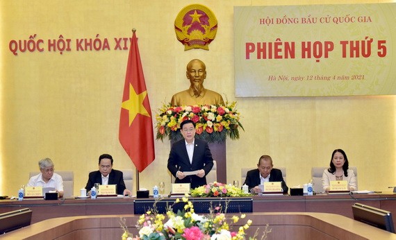 國會主席王廷惠(中)在會議上致開幕詞。（圖源：VGP）