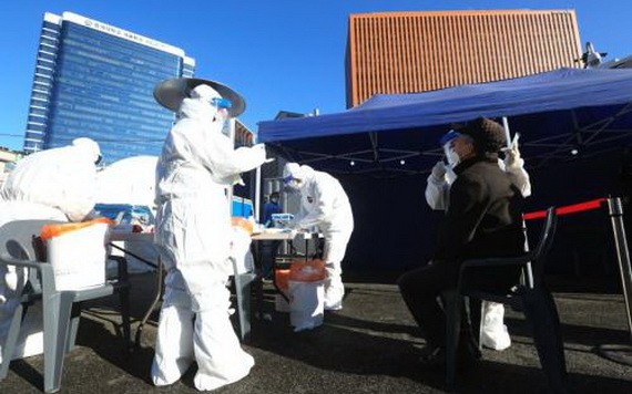 韓國首爾，醫務人員對市民進行新冠病毒檢測。（圖源：互聯網）
