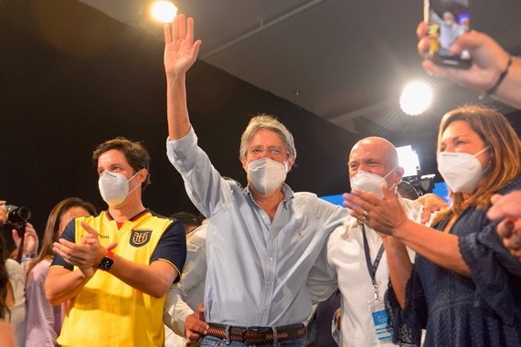 吉列爾莫·拉索（中）在得知第二輪投票結果後慶祝自己的勝利。（圖源：AFP）