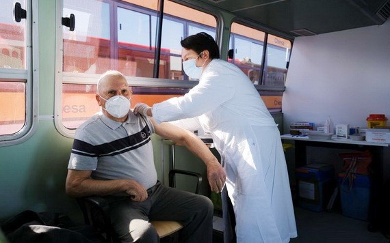 當地時間4月5日，意大利威尼斯，水上巴士在當天變為新冠疫苗接種站，為80歲以上的老年人接種新冠疫苗。（圖源：路透社）