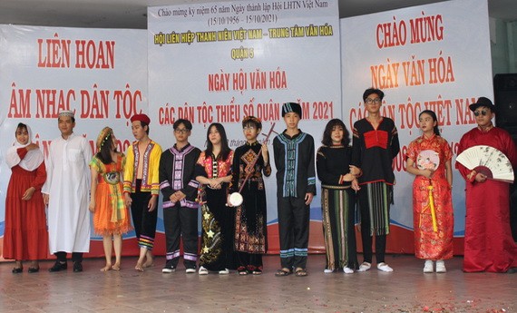 青年參加少數民族服裝表演。