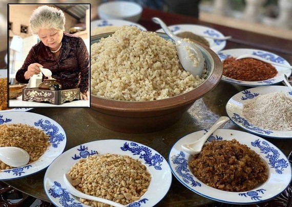 順化宮廷飲食藝人尊女氏霞正在烹煮順化人十分講究的「鹽餐」，這也是《記憶中美食》項目之一。