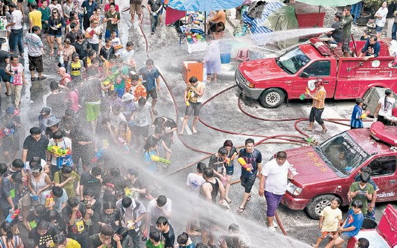 曼谷不少民眾參與潑水節。（圖源：Getty Images）