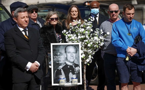 當地時間2021年4月17日，英國倫敦，菲利普親王葬禮舉行，英國民眾默哀一分鐘，悼念菲利普親王。（圖源：互聯網）