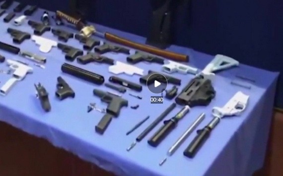 西班牙警方在突襲中繳獲19個3D列印手槍框架、9個彈夾、2個消音器以及許多武器零件等。（圖源：視頻截圖）