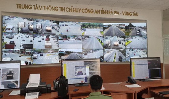 巴地-頭頓省公安交通監察中心接受51號國道監控系統傳輸的圖片。