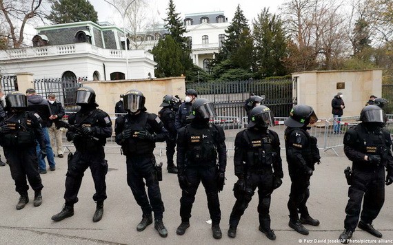 捷克警察在俄羅斯駐捷克大使館外鎮守。（圖源：AP）