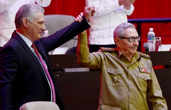 迪亞斯‧卡內爾(左)當選古巴共產黨中央委員會第一書記。（圖源：路透社）