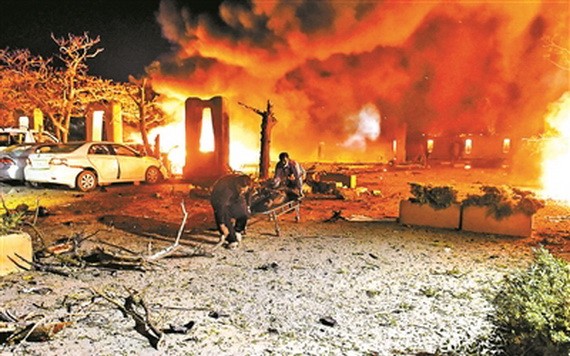當地時間21日晚10時30分，巴基斯坦俾路支省首府奎達的塞倫納酒店停車場發生汽車爆炸事件。（圖源：互聯網）