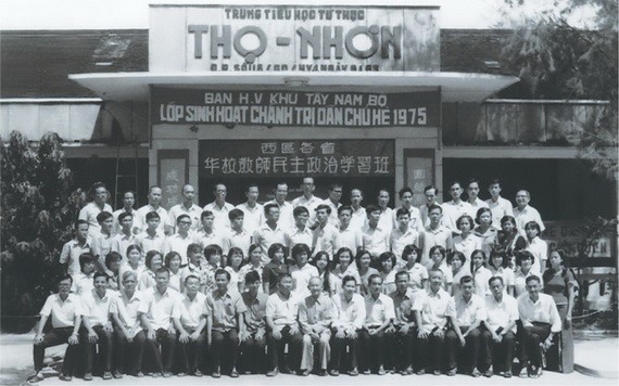 1975年南部西區各省華校教師在民立政治學習班留影。