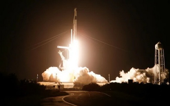 SpaceX “龍”飛船成功發射載人升空送上國際空間站。（圖源：路透社）