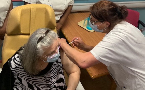 一名法國老人在接種新冠疫苗。（圖源：互聯網）